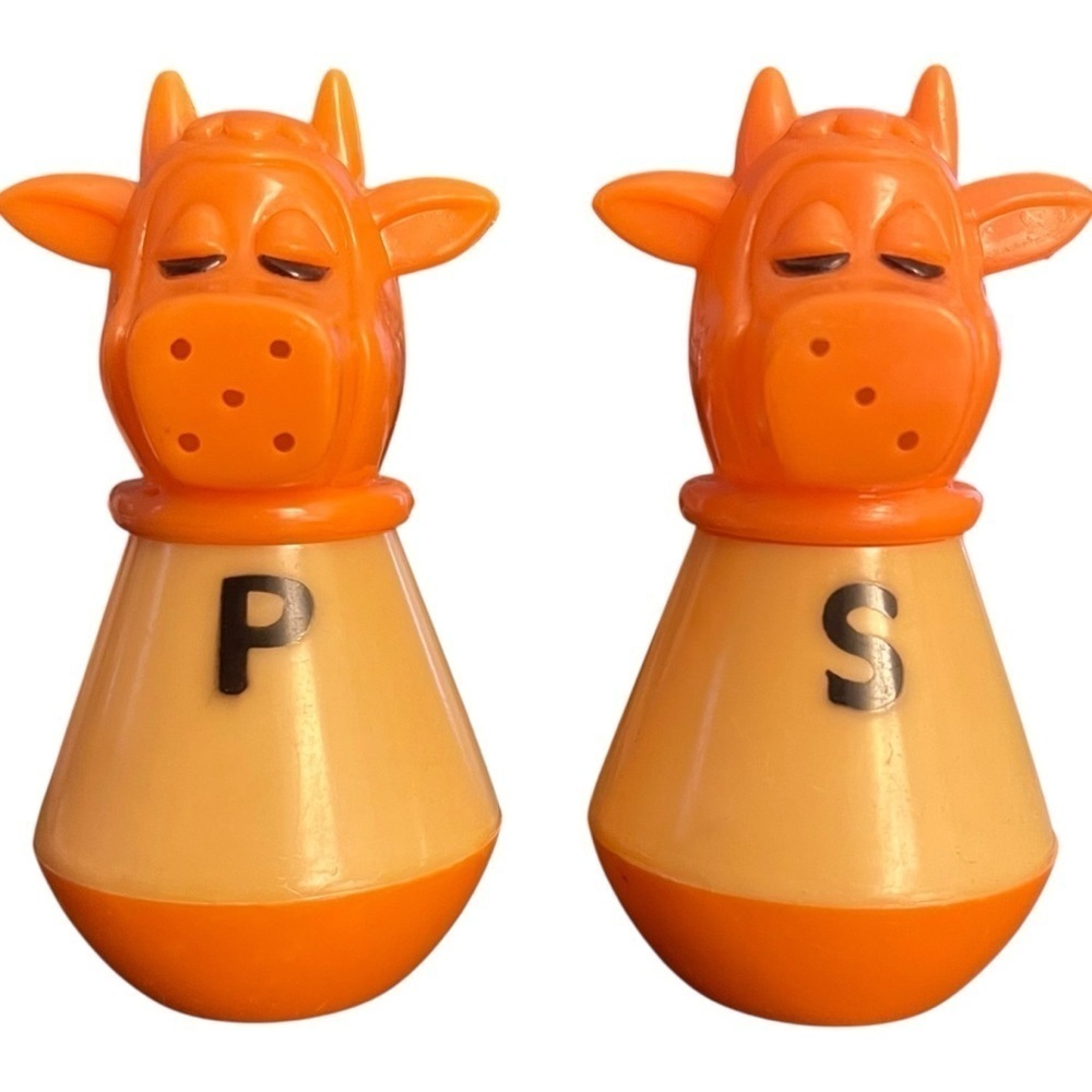 Vintage Cow Salt & Pepper Shaker Set Retro 70s Orange Cream Plastic Retro Kitsch
